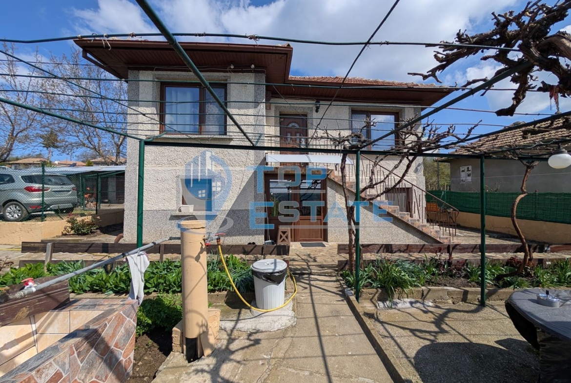 Двуетажна реновирана къща с красива панорама в село Вишовград - 0