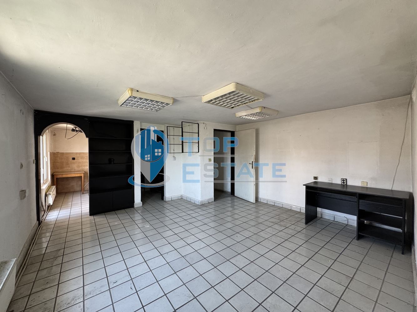 Двуетажна сграда подходяща за развитие на бизнес в центъра на град Павликени, област Велико Търново - 0