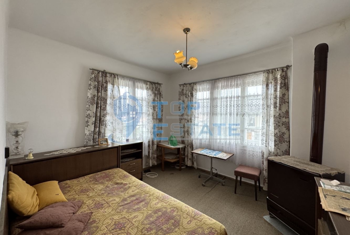 Двуетажна тухлена къща с гараж в с. Константин, област Велико Търново - 0