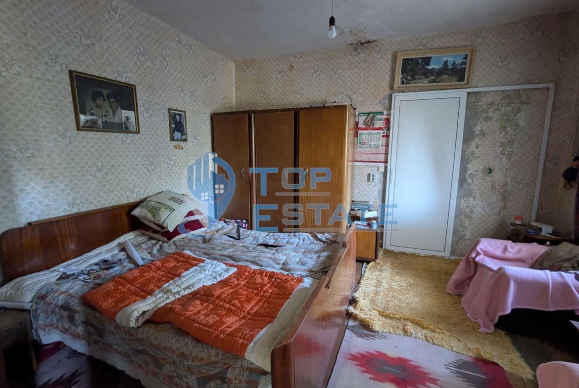 Тухлена къща на тиха и спокойна улица в село Поликраище, област Велико Търново - 0