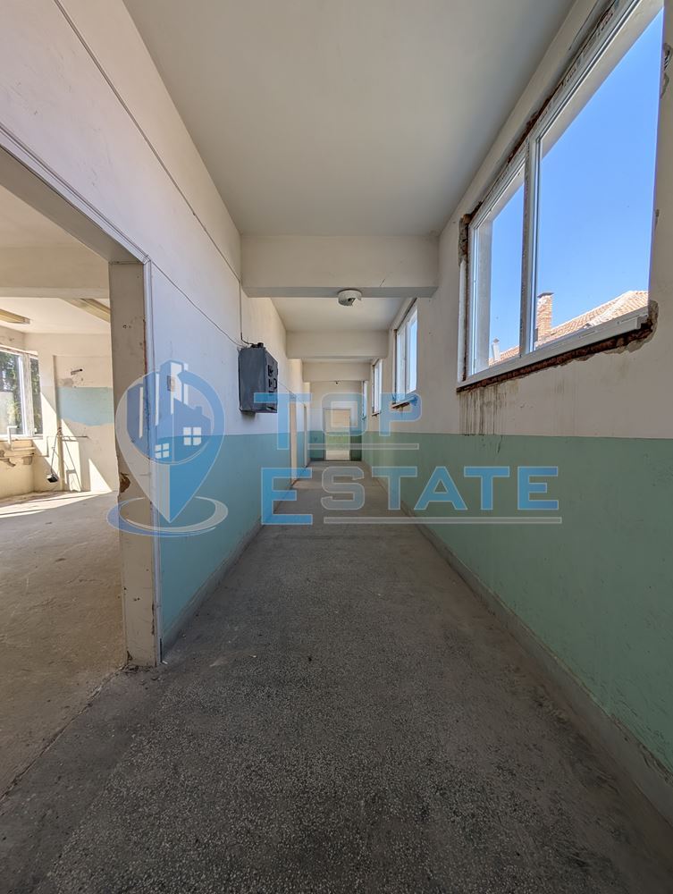 Търговска сграда в центъра на село Самоводене - 0