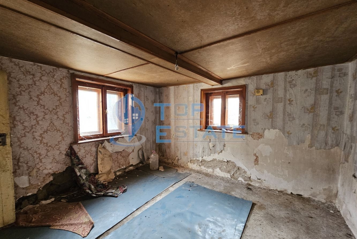 Двуетажна тухлена къща с голям двор в село Козловец, община Свищов - 0