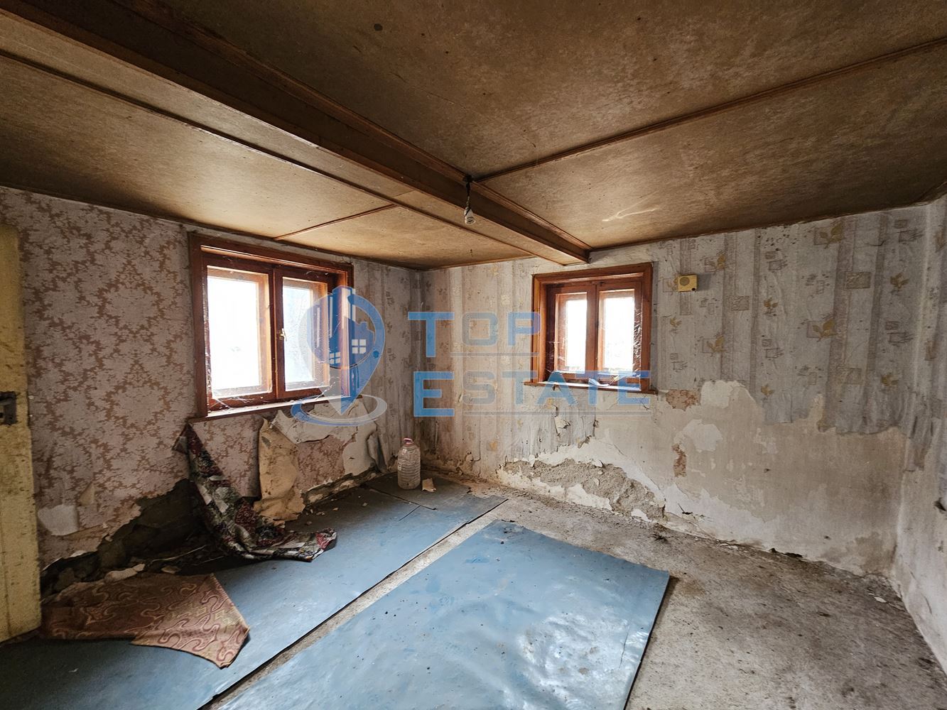 Двуетажна тухлена къща с голям двор в село Козловец, община Свищов - 0