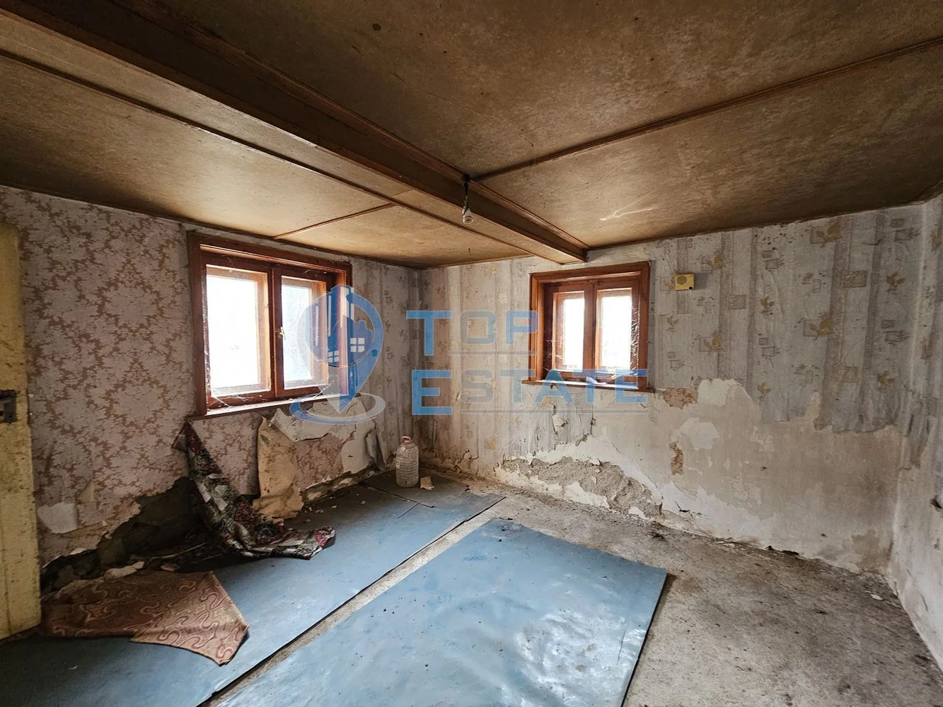 Двуетажна тухлена къща с голям двор в село Козловец, община Свищов - 0