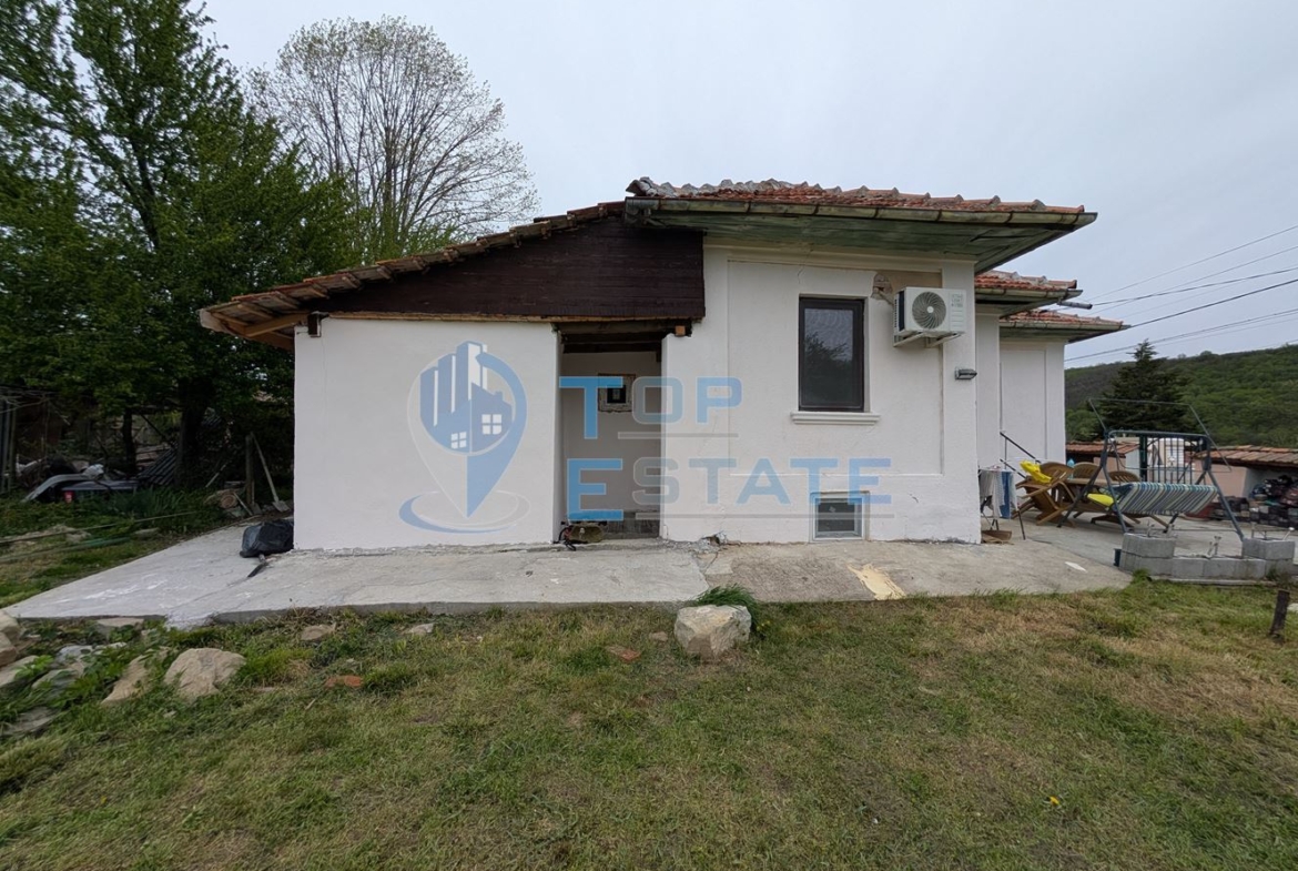 Едноетажна реновирана къща с голям двор в село Сливовица - 0