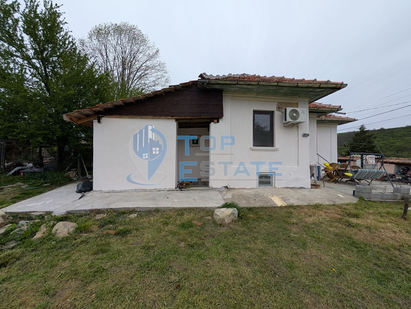 Едноетажна реновирана къща с голям двор в село Сливовица - 0