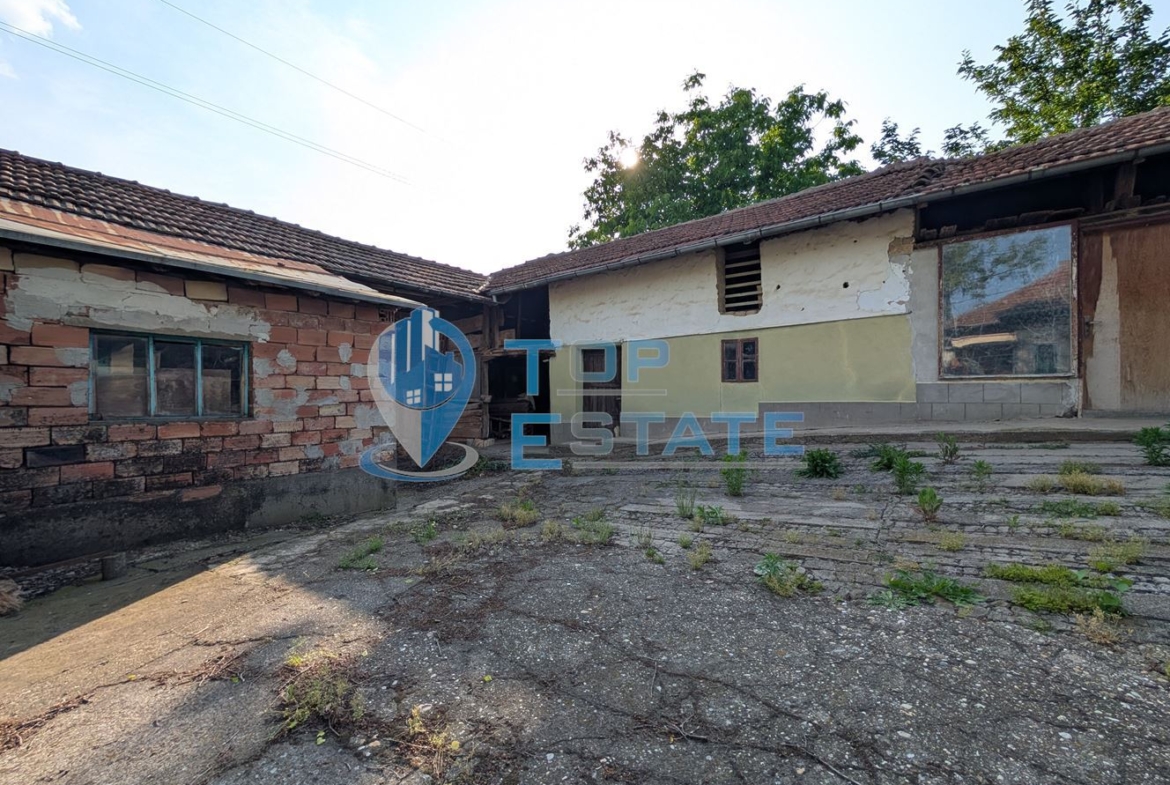 Едноетажна къща с множество стопански постройки и голям двор в село Хаджидимитрово - 0