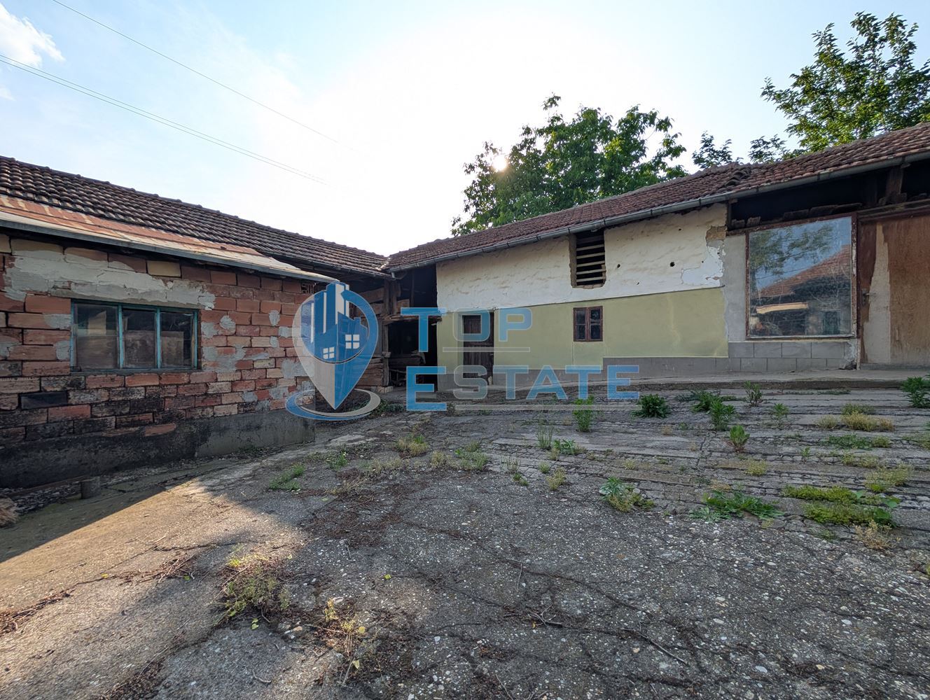 Едноетажна къща с множество стопански постройки и голям двор в село Хаджидимитрово - 0