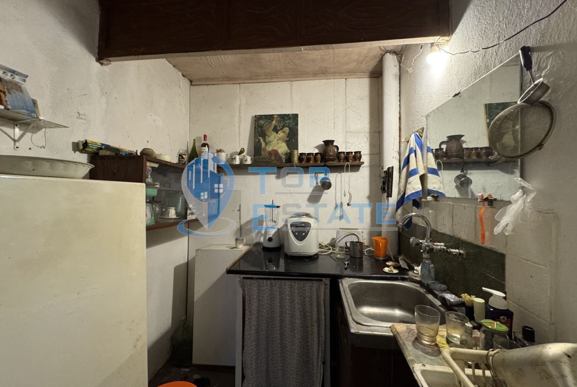 Двуетажна тухлена къща с кладенец и голям двор в село Гоздейка, област Велико Търново - 0