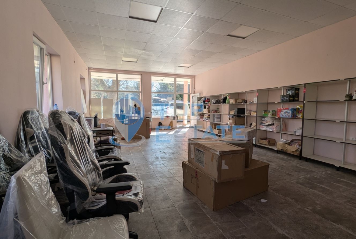 Търговско помещение на центъра на село Първомайци, област Велико Търново - 0