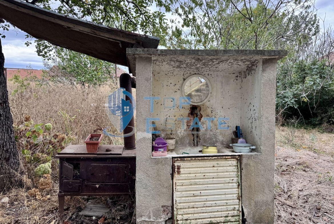 Двуетажна къща с кладенец и голям двор в село Ресен, област Велико Търново - 0