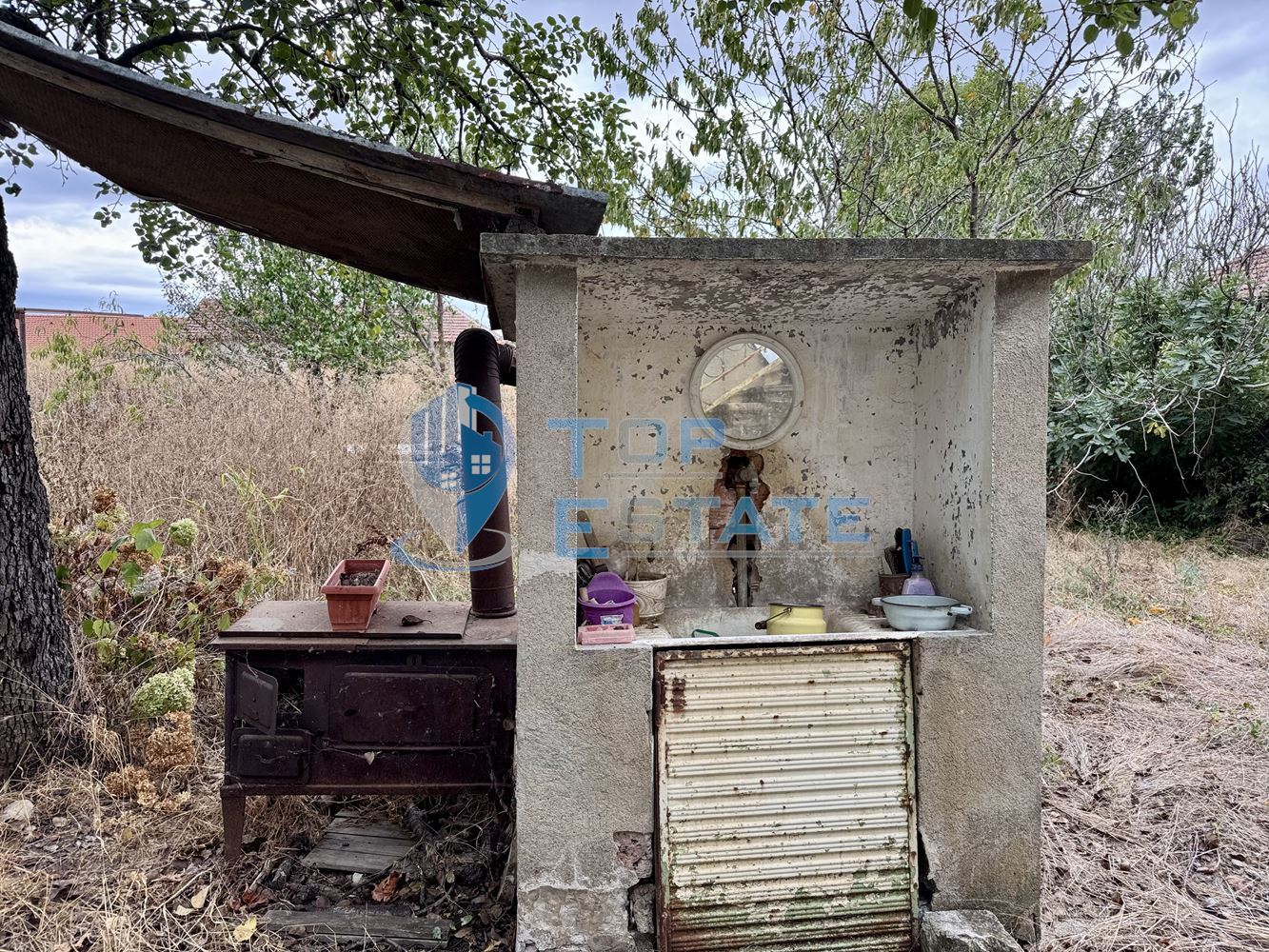 Двуетажна къща с кладенец и голям двор в село Ресен, област Велико Търново - 0