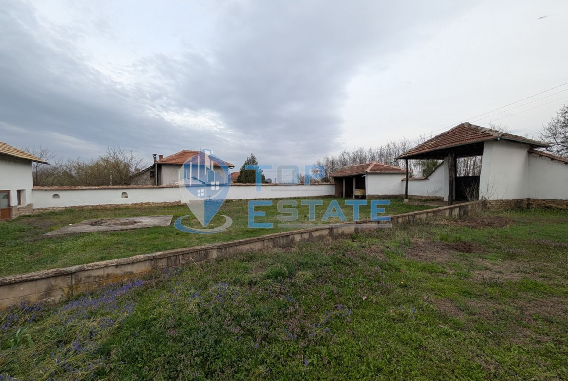 Двуетажна къща с голям двор и кладенец в село Ресен - 0