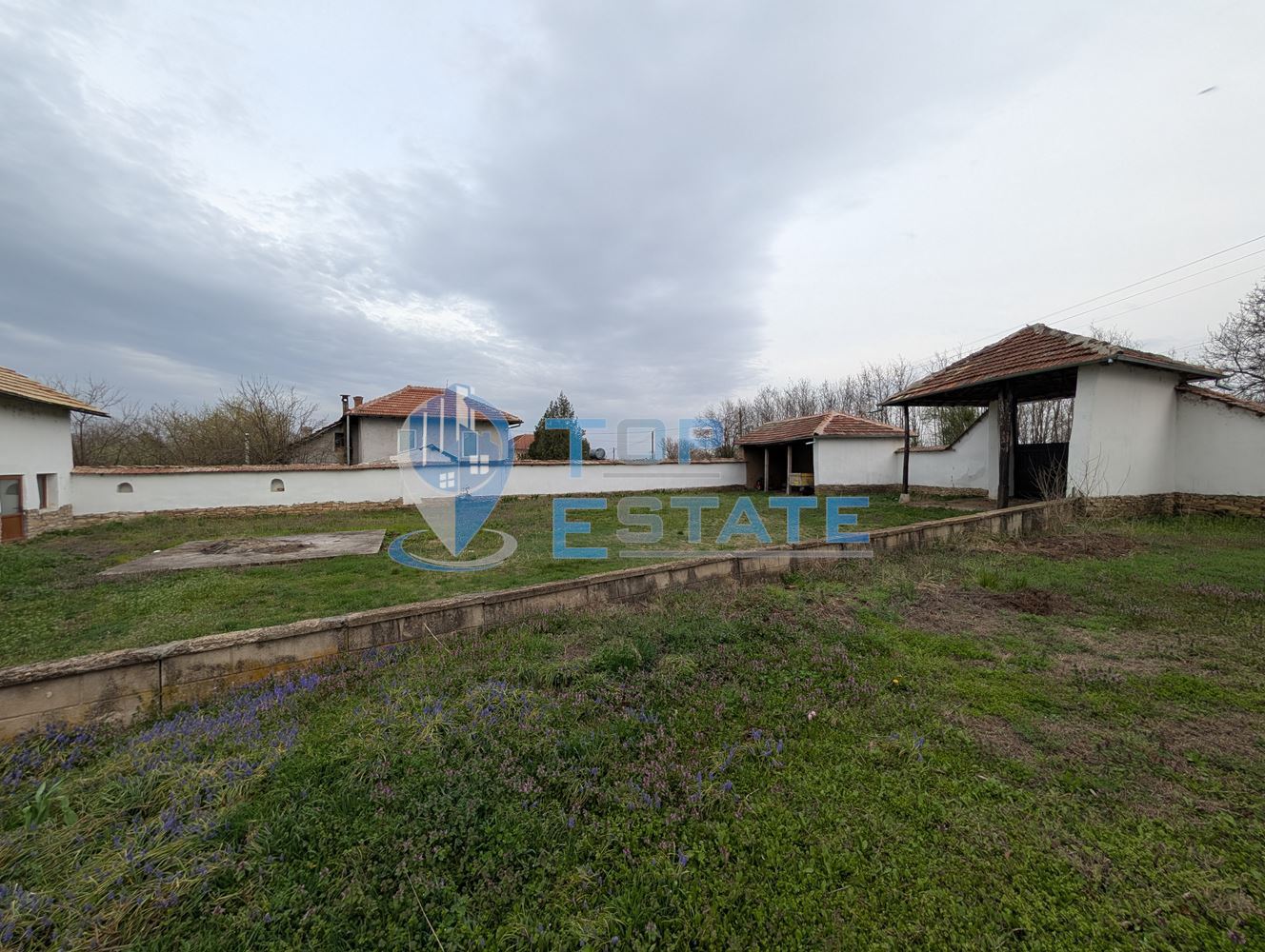 Двуетажна къща с голям двор и кладенец в село Ресен - 0