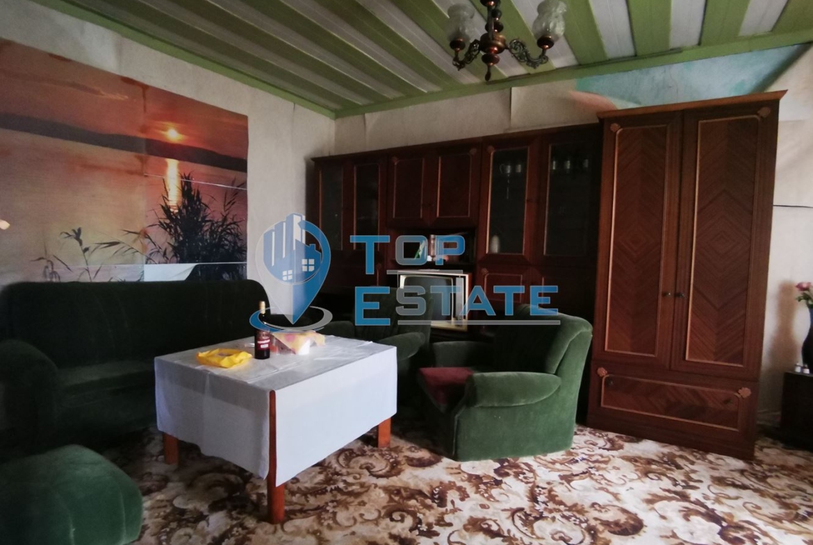 Двуетажна тухлена къща в близост до центъра на село Поликраище, област Велико Търново - 0