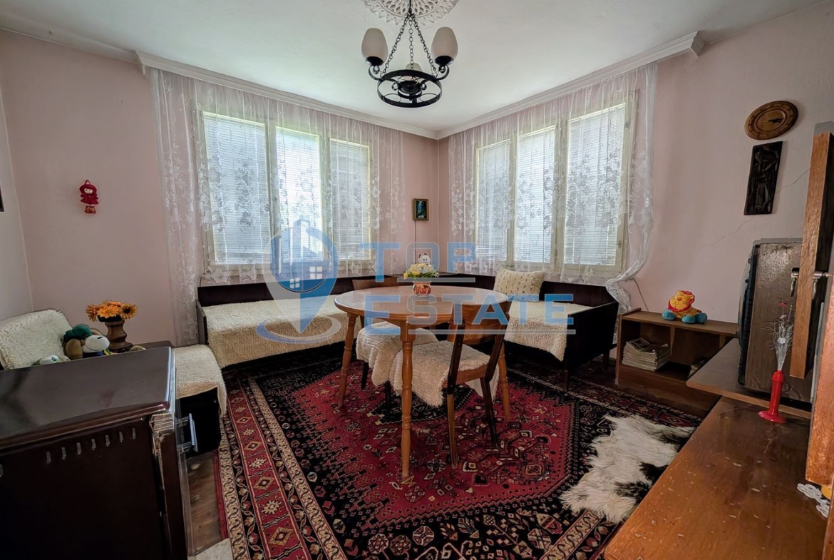 Двуетажна тухлена къща с панорамна гледка в град Плачковци - 0