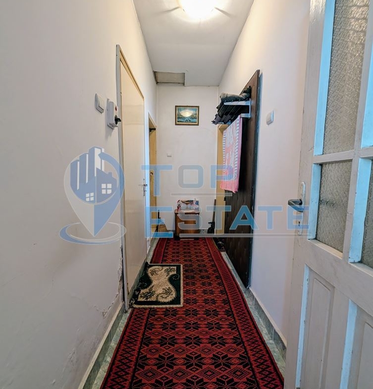 Едноетажна къща с множество стопански постройки и голям двор в село Хаджидимитрово - 0