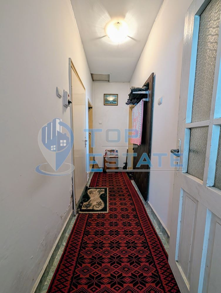 Едноетажна къща с множество стопански постройки и голям двор в село Хаджидимитрово - 0