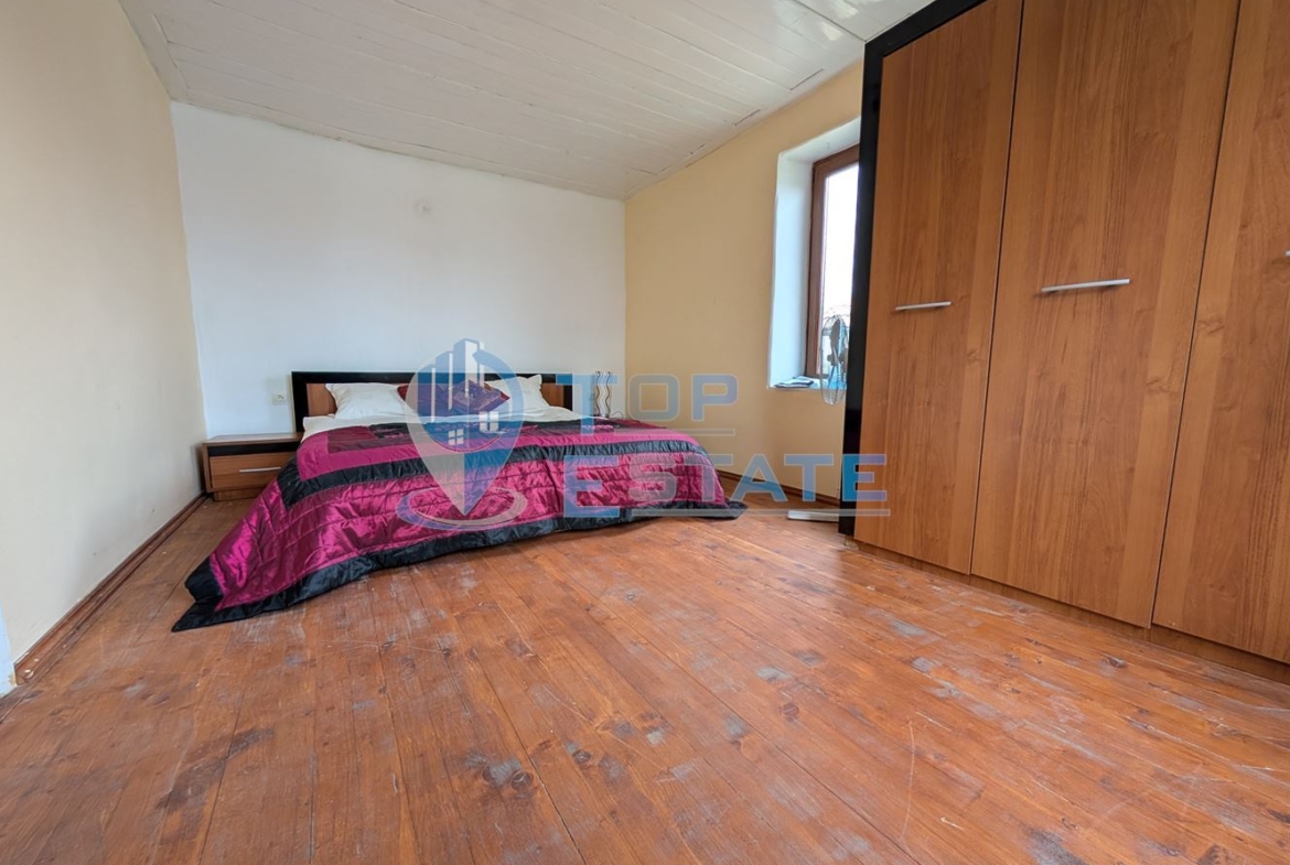 Двуетажна къща с голям двор и кладенец в село Ресен - 0