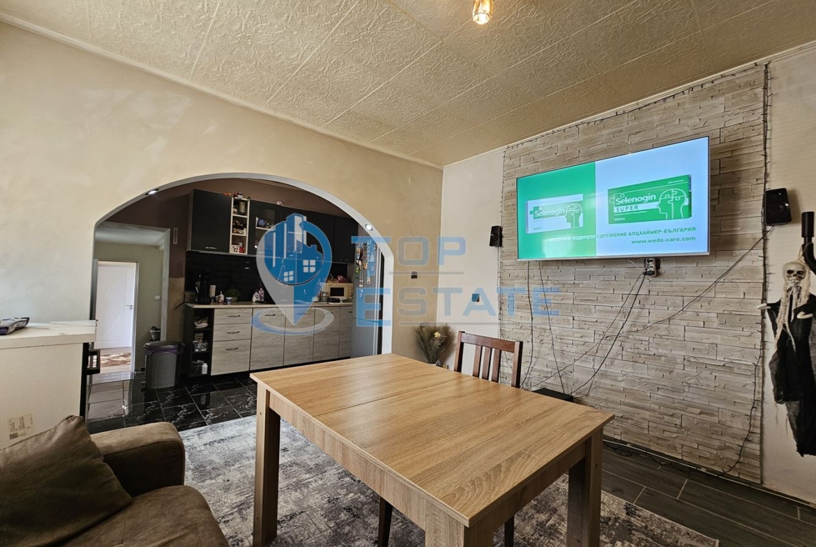 Двуетажна обзаведена и ремонтирана къща с три спални в село Страхилово, област Велико Търново - 0