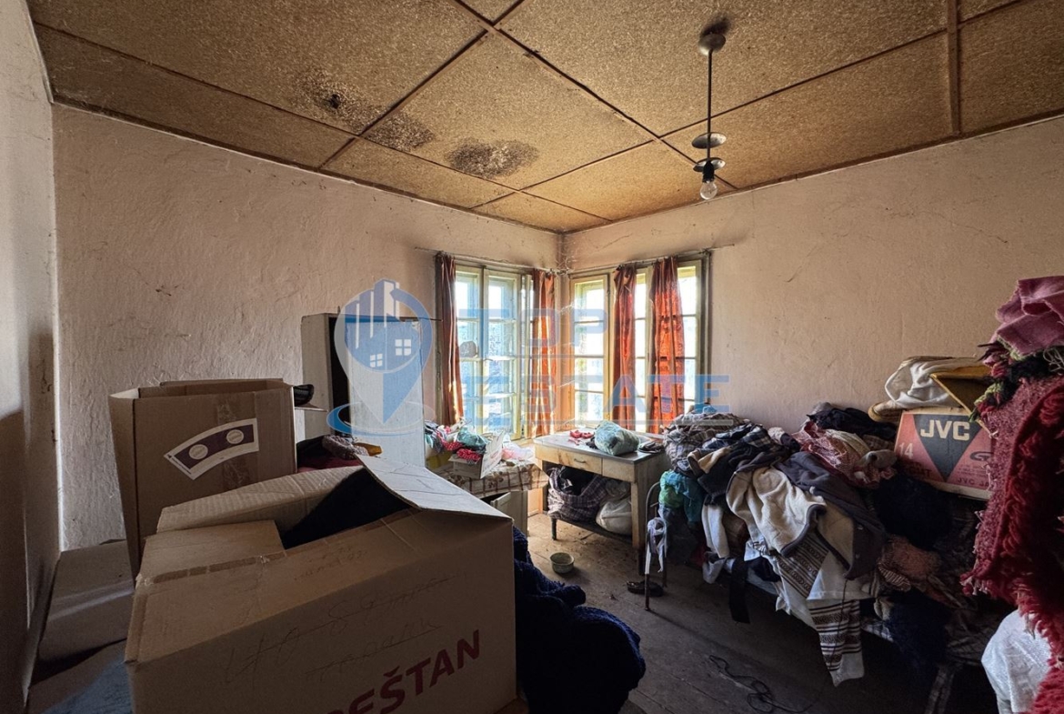 Тухлена къща с кладенец в с. Козаревец, област Велико Търново - 0