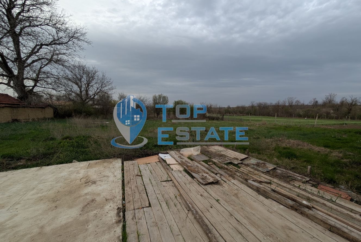 Двуетажна къща с голям двор и кладенец в село Ресен - 0