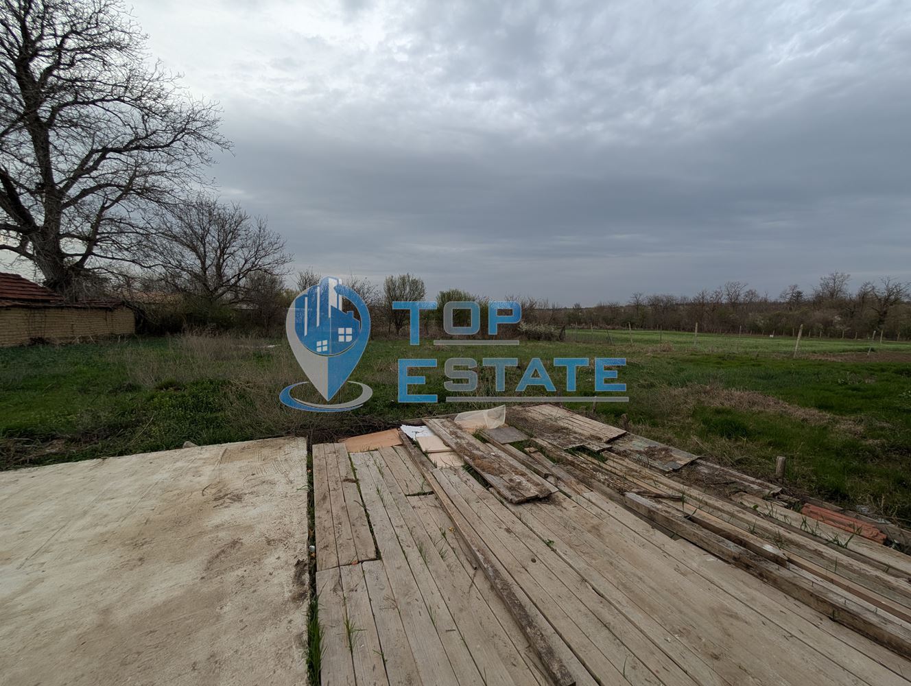 Двуетажна къща с голям двор и кладенец в село Ресен - 0