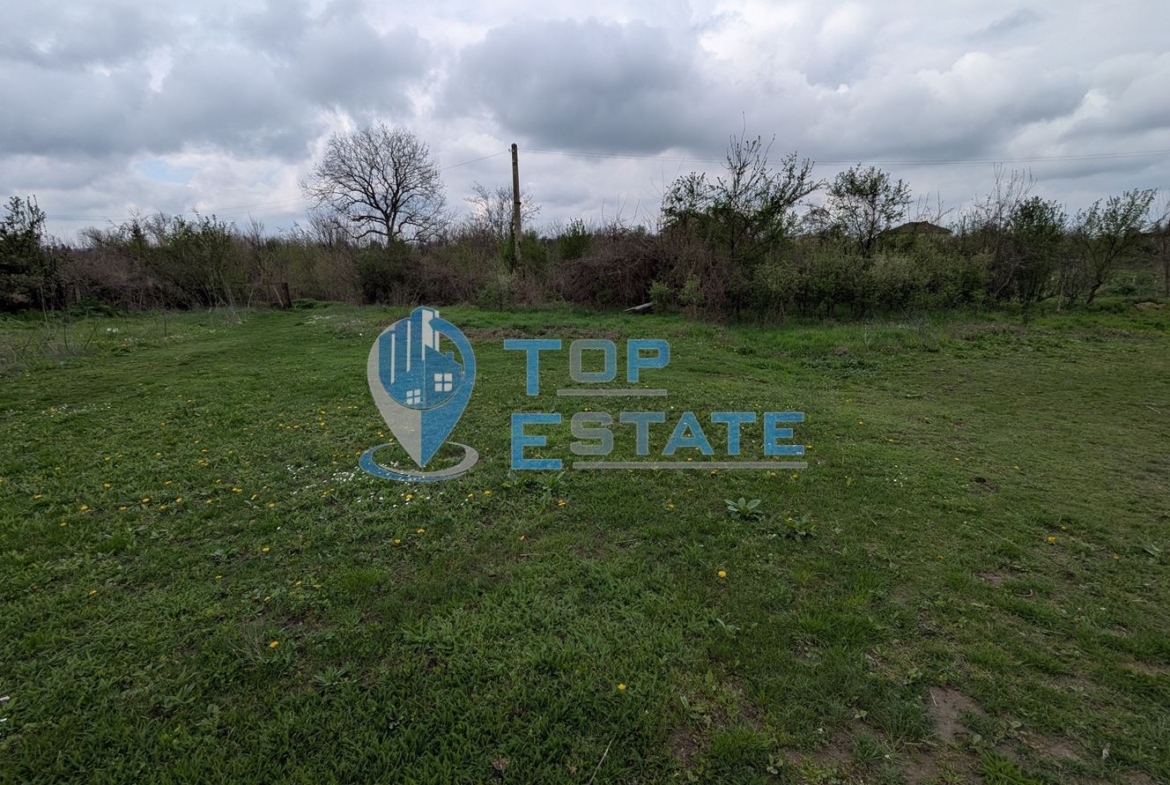 Голям двор със стара къща в покрайнините на село Михалци, област Велико Търново - 0