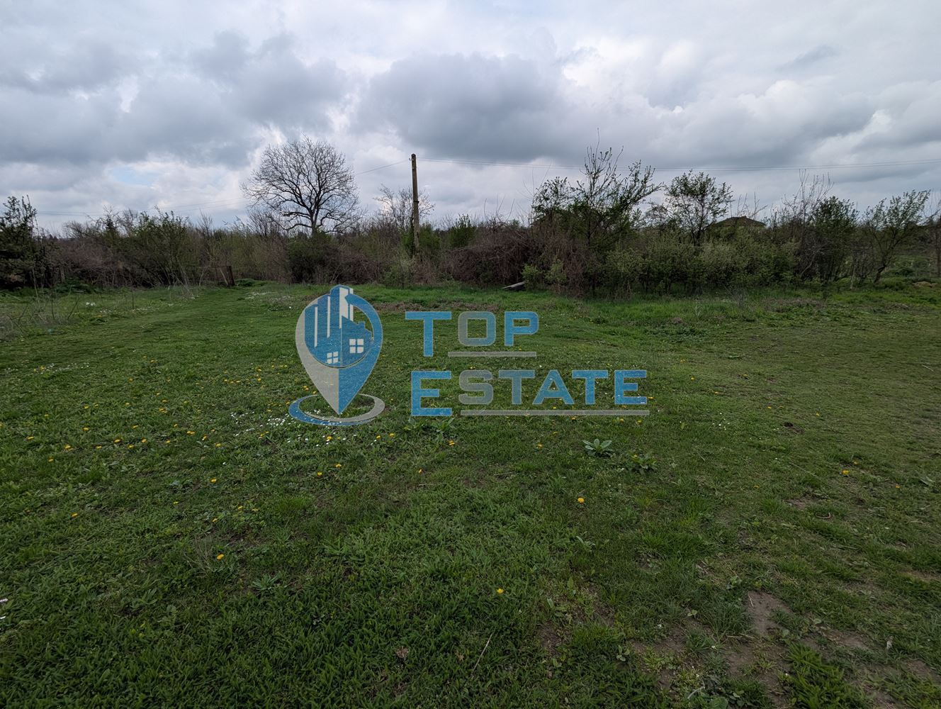 Голям двор със стара къща в покрайнините на село Михалци, област Велико Търново - 0