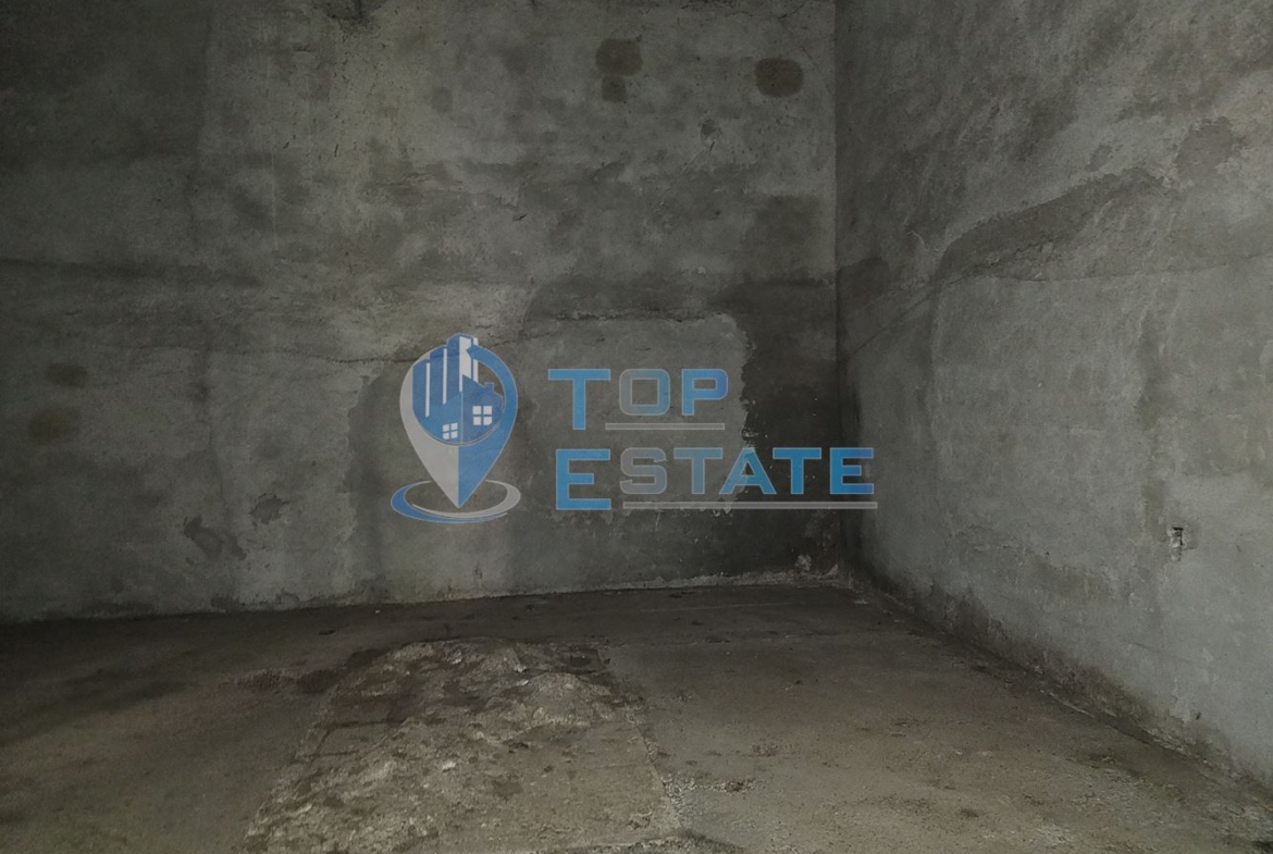 Тухлена промишлена сграда с ток и вода в с. Алеково, област Велико Търново - 0