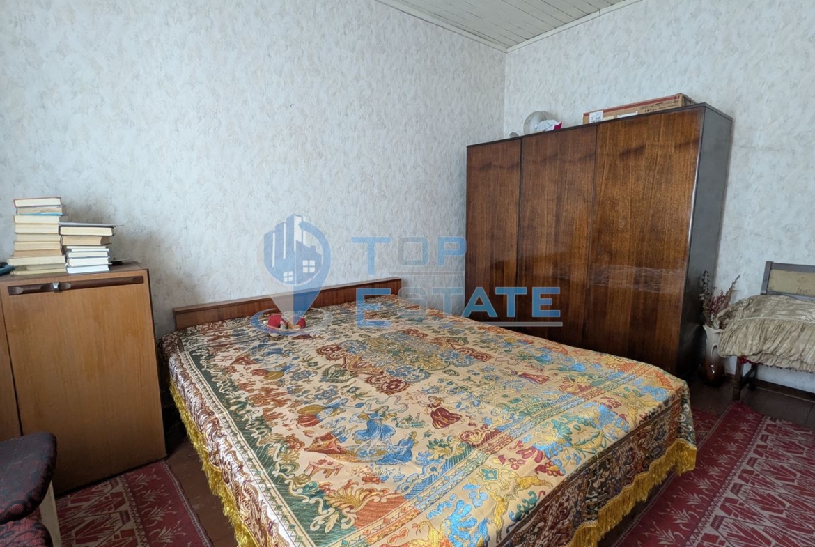 Двуетажна тухлена къща с кладенец в село Поликраище, област Велико Търново - 0