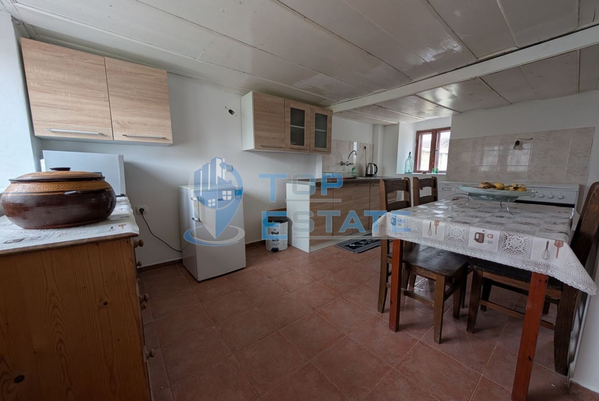 Двуетажна къща с голям двор и кладенец в село Ресен - 0