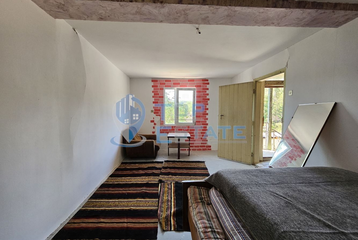 Реновирана къща с голям двор и гараж в село Самоводене - 0