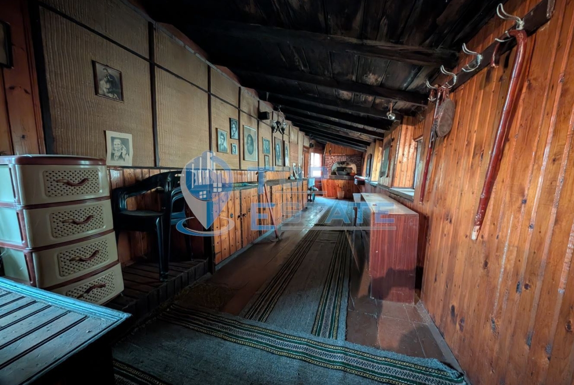 Двуетажна автентична къща с голям двор в село Лесичарка - 0