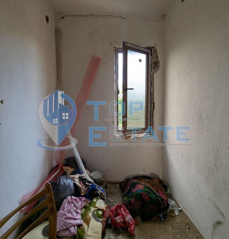 Тухлена къща с голям двор и кладенец в село Караисен, община Павликени, област Велико Търново - 0