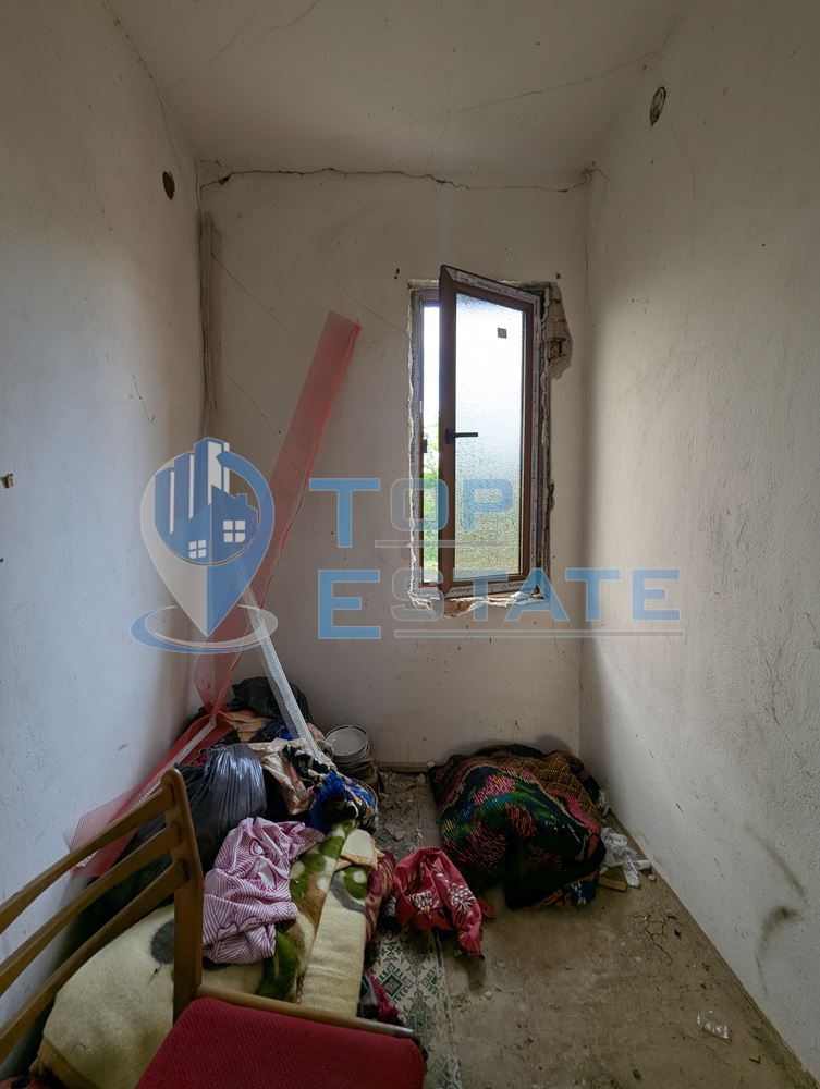 Тухлена къща с голям двор и кладенец в село Караисен, община Павликени, област Велико Търново - 0