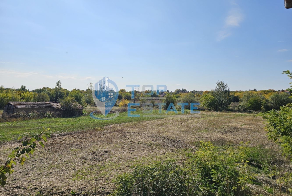 Масивна тухлена двуетажна къща с голям двор в село Драгомирово, община Свищов - 0