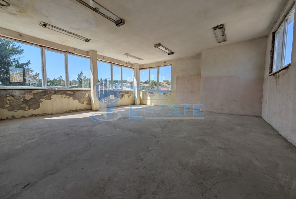 Търговска сграда в центъра на село Самоводене - 0