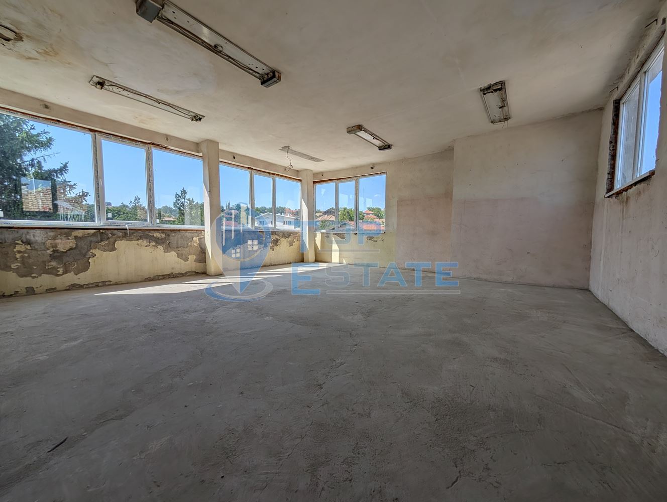 Търговска сграда в центъра на село Самоводене - 0