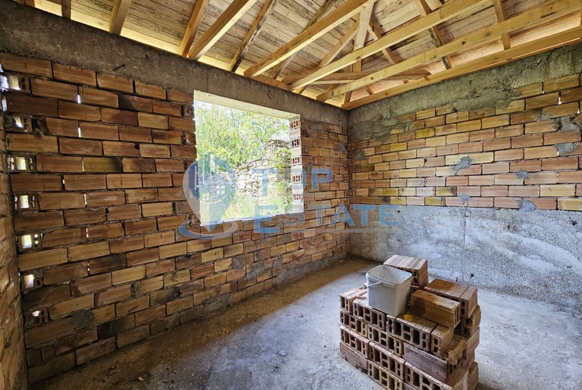 Голям панорамен парцел с къща на груб строеж със завършен покрив в село Славейково, област Габрово - 0