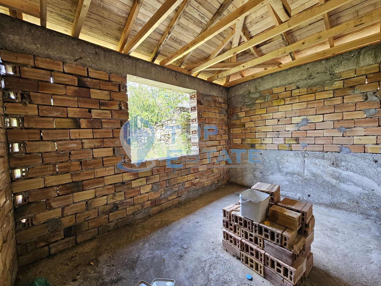 Голям панорамен парцел с къща на груб строеж със завършен покрив в село Славейково, област Габрово-0 Голям панорамен парцел с къща на груб строеж със завършен покрив в село Славейково, област Габрово - 0