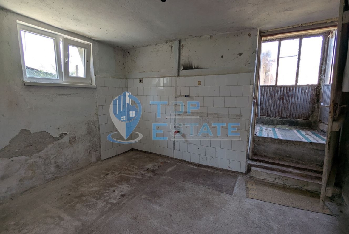 Двуетажна тухлена къща в село Драгижево, област Велико Търново - 0