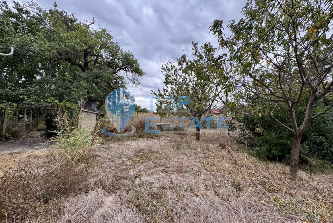 Двуетажна къща с кладенец и голям двор в село Ресен, област Велико Търново - 0