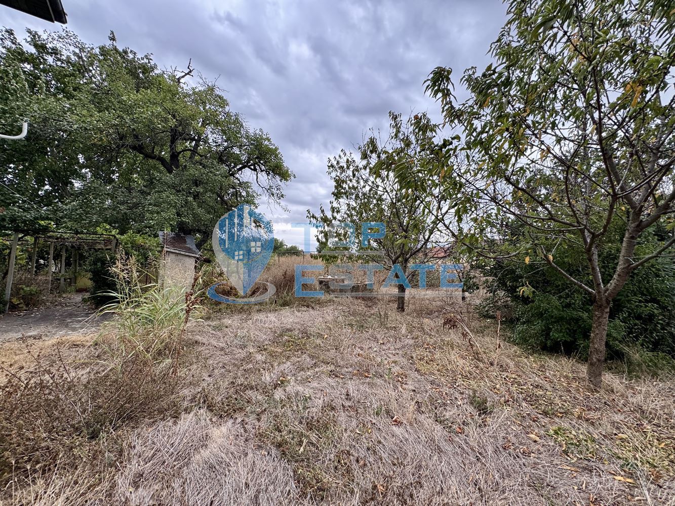 Двуетажна къща с кладенец и голям двор в село Ресен, област Велико Търново - 0