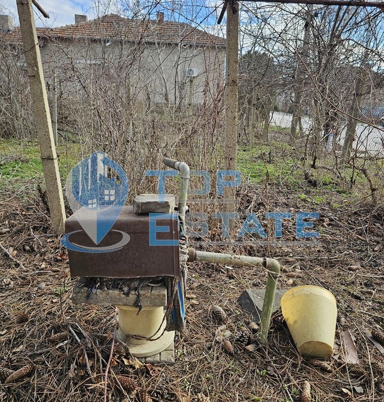 Тухлена къща с вътрешна тоалетна и голям двор в село Драгомирово, община Свищов - 0