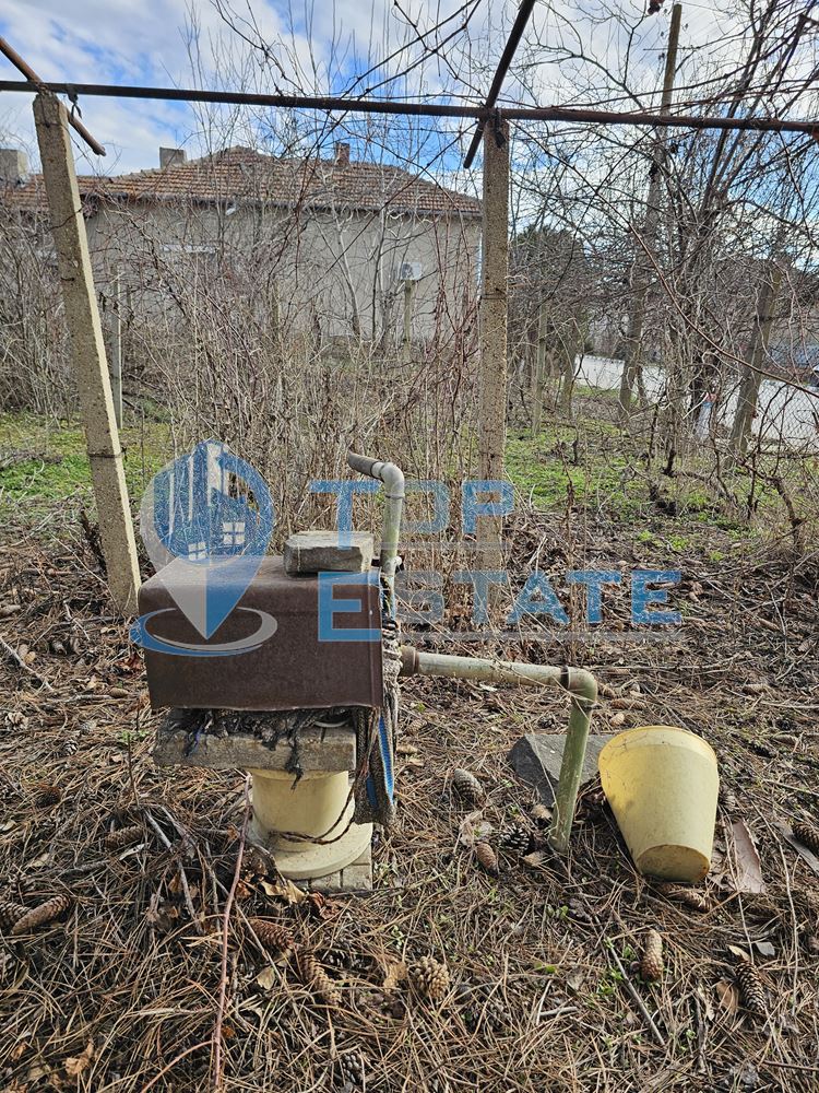 Тухлена къща с вътрешна тоалетна и голям двор в село Драгомирово, община Свищов - 0