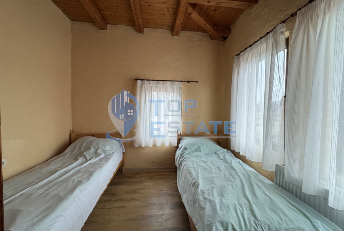 Двуетажна къща с панорамна гледка в гр. Елена, област Велико Търново - 0