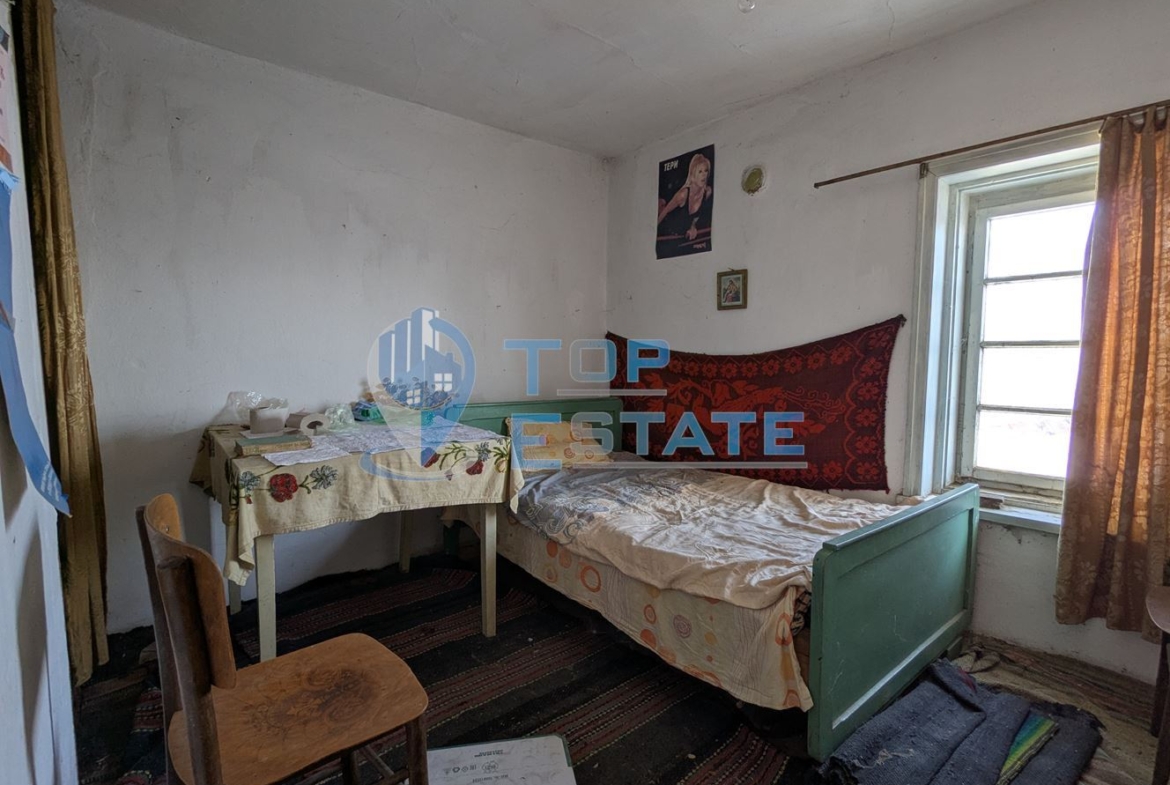 Двуетажна тухлена къща с голям двор в село Копривец, област Русе - 0