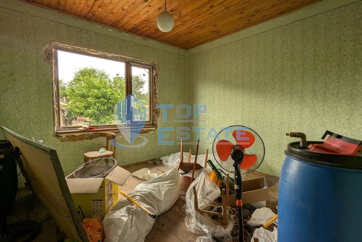 Тухлена къща с голям двор и кладенец в село Караисен, община Павликени, област Велико Търново - 0