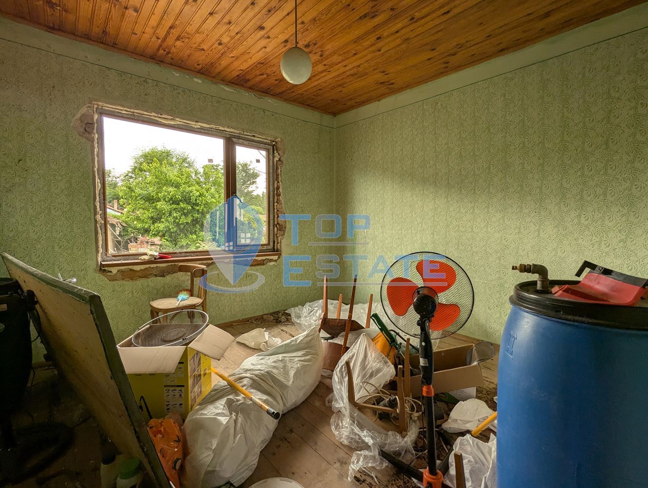 Тухлена къща с голям двор и кладенец в село Караисен, община Павликени, област Велико Търново - 0